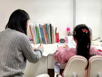 家长高薪聘请儿童陪伴师，“外包父母”真的有必要吗？